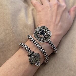 Wrap bracelet in flower design w/ CZ  stones. Gunmetal plated finish. 🌸